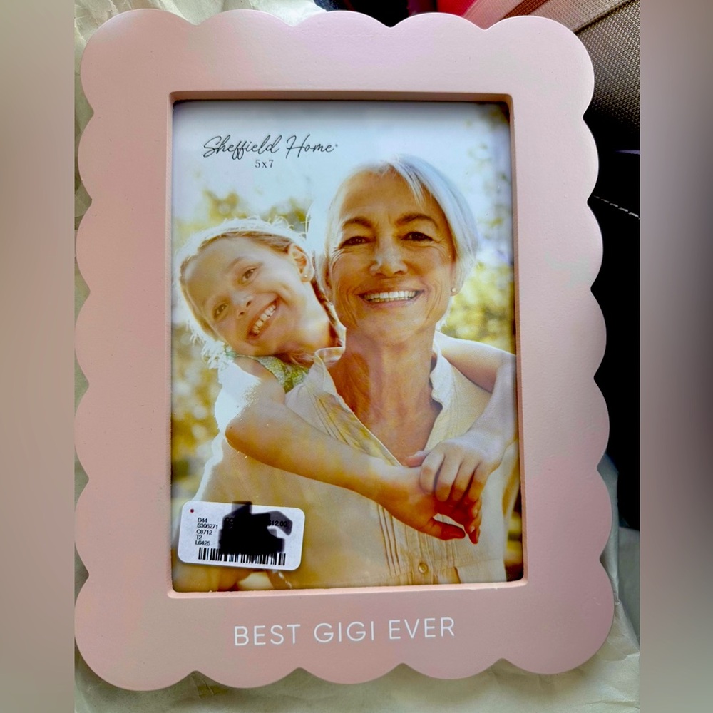 BNWT Scalloped Sheffield Home Light Pink Photo Frame